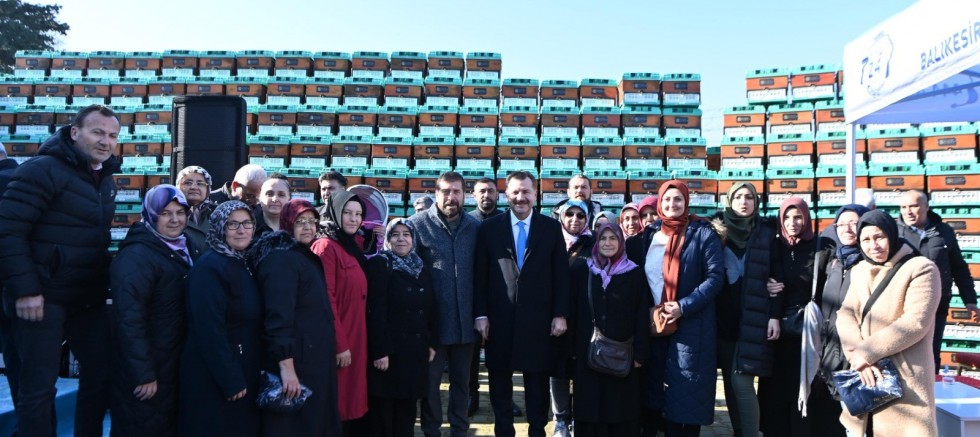 Balıkesir Büyükşehir'den bal üreticilerine hibe kovan dağıtıldı